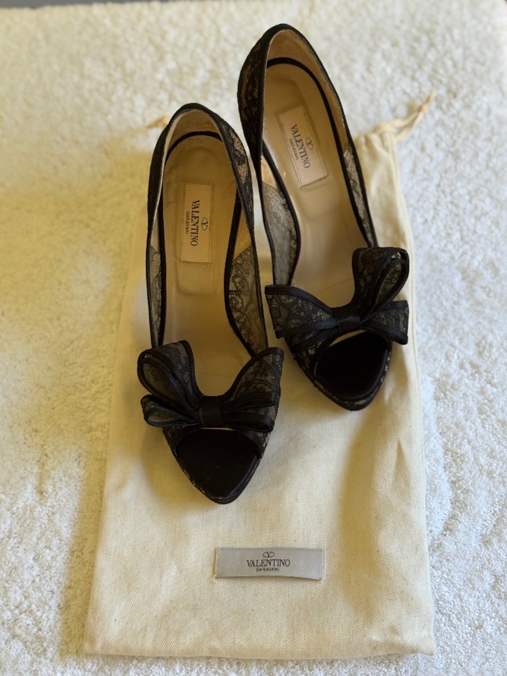 Valentino Garavani Black Lace Bow Pumps Heels Size 37.5 EU / US 7